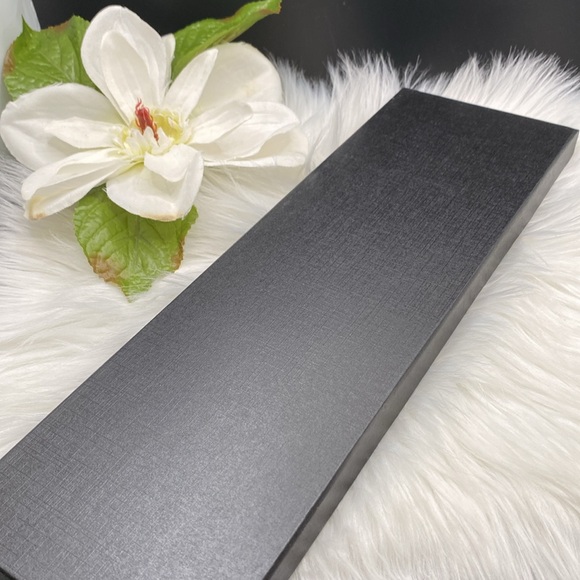 GUCCI SILK TIE 100% silk, GUCCI LOGO throughout, New Unbranded Tie Box ! - Picture 12 of 12